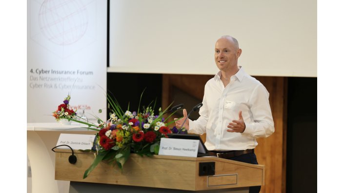 Prof. Dr. Orbach begrüßt die Teilnehmenden