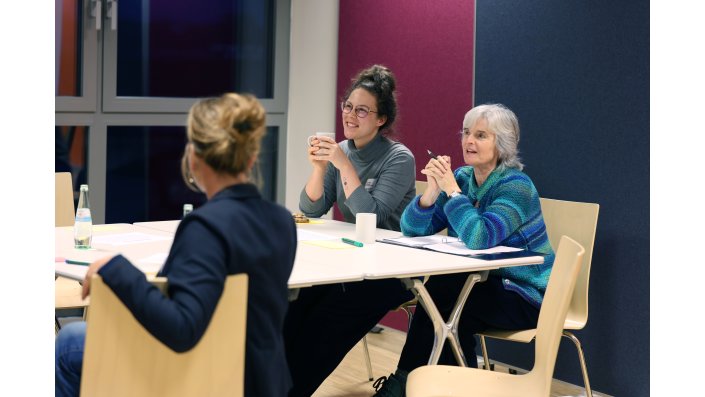 Zwei Teilnehmende lachen in die Runde.