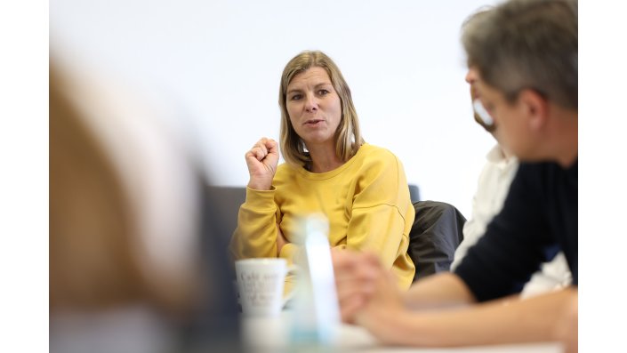 Teilnehmerin Vanessa Mai beteiligt sich an der Diskusssion.