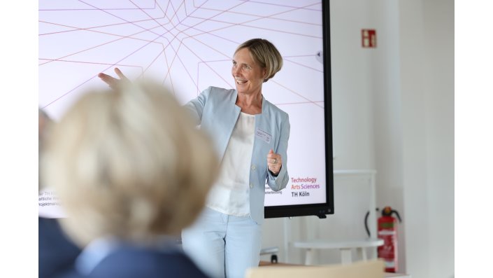 Prof. Dr. Sylvia Heuchemer begrüßt die Beiratsmitglieder.