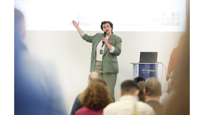 Marje Brütt präsentiert das AI Village auf der Bühne.