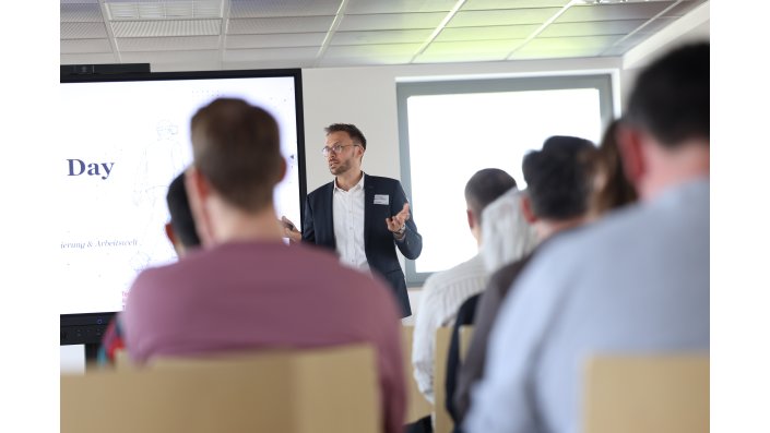 Moderator Professor Tim Hilken begrüßt die Besuchenden