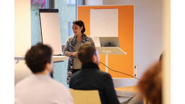 Mediendidaktikerin Jenny Pomino stellt die Entwicklungen im Arbeitsbereich der innovativen Lerntechnologien vor.