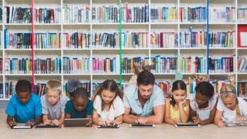 Bild zeigt Kinder in der Bibliothek mit Tablet (Bild: Foto: wavebreakmedia/iStock)